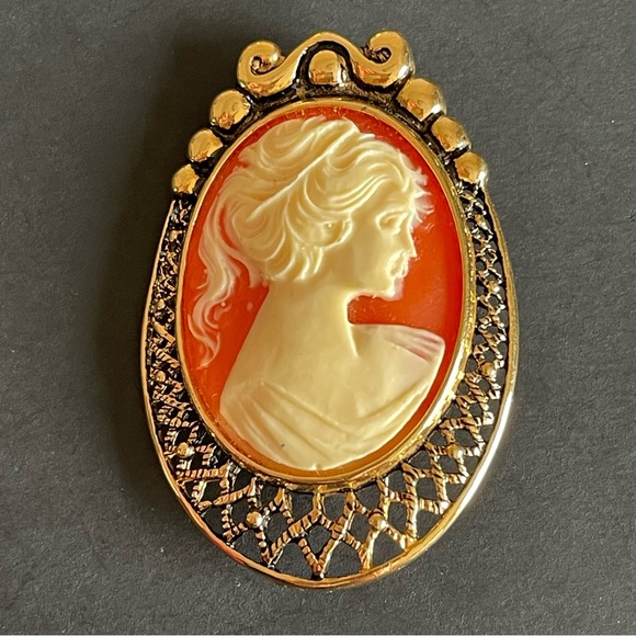 Vintage 14KT gold filled Cameo Brooch